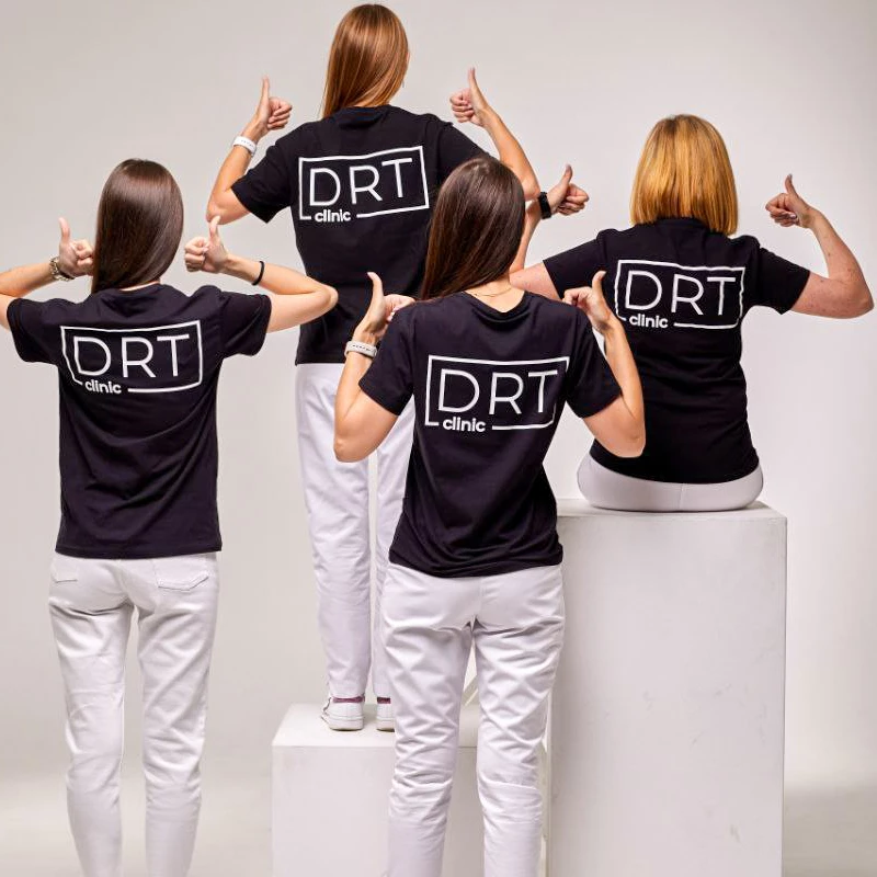 Працівники DRT Clinic у футболках із логотипом клініки